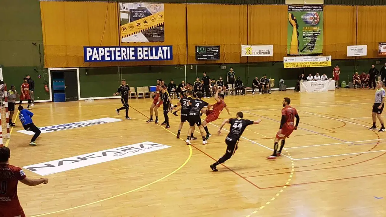 Imagen de una jugada de ataque del Bada Huesca en el torneo que disputa en Francia. Foto: BM Huesca