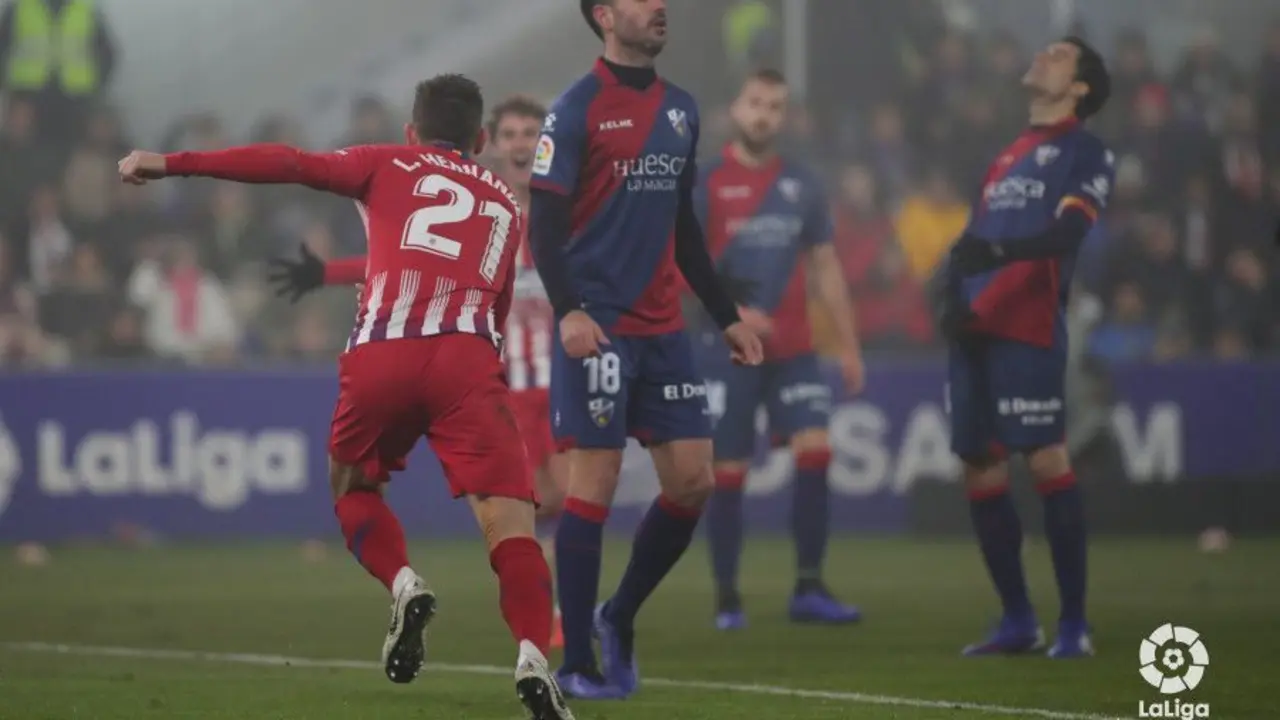 Insua ante el Atl&eacute;tico en El Alcoraz | Foto: LFP
