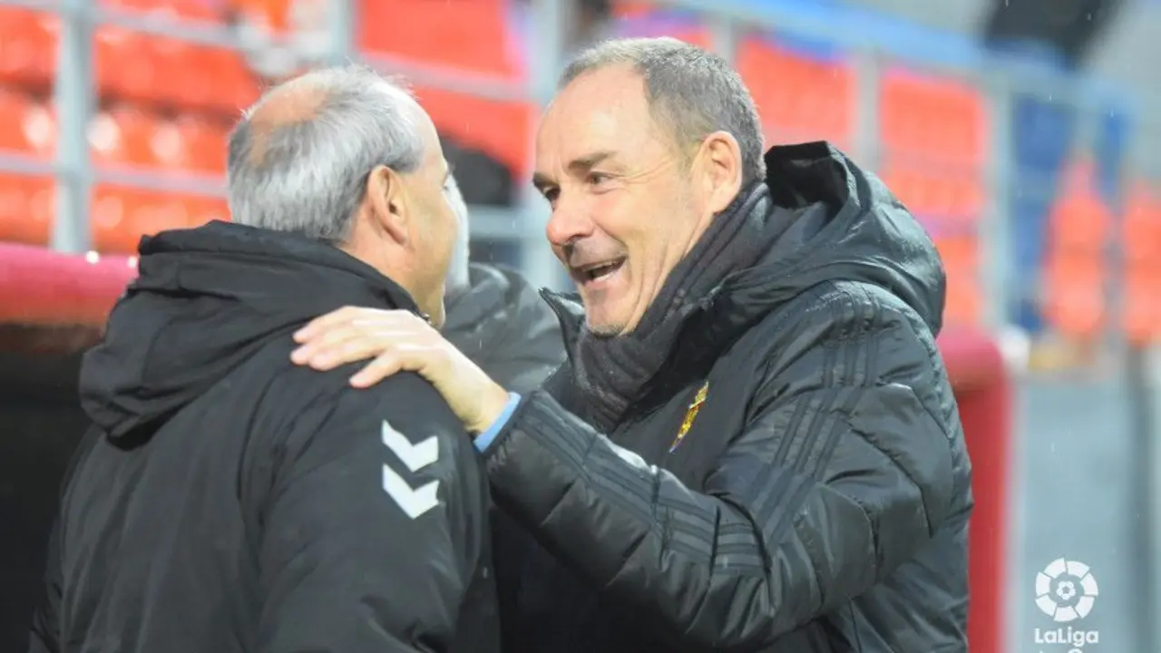 V&iacute;ctor Fern&aacute;ndez saluda a Iriondo en el Cerro del Espino. Foto: La Liga
