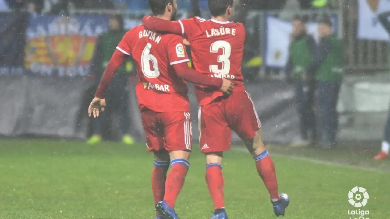 Lasure y Guiti&aacute;n celebran un gol del Zaragoza. Foto: La Liga