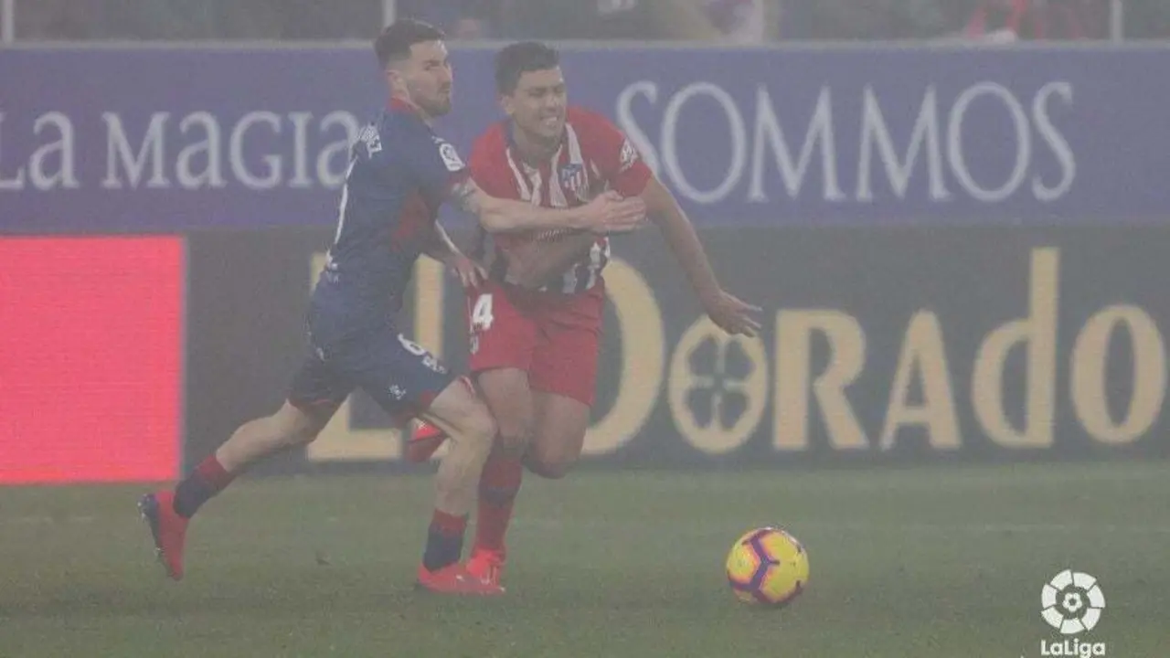 Moi G&oacute;mez en un lance del partido ante el goleador Arias. |Foto: LaLiga