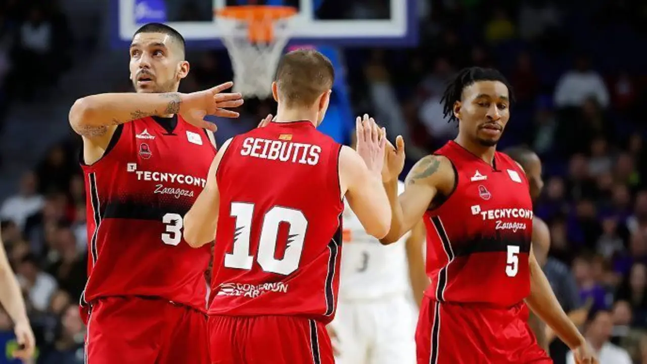 Seibutis, Mart&iacute;n y Okoye celebran una acci&oacute;n. Foto: ACB