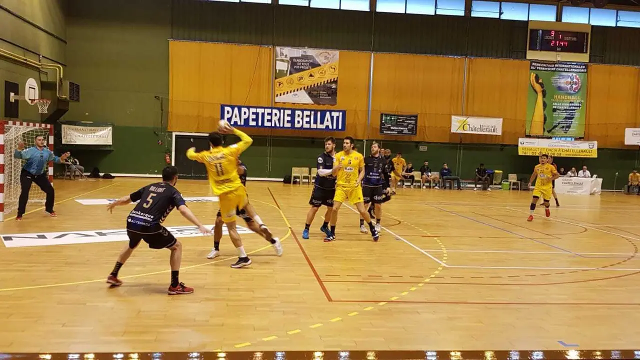 Ostojic busca la porter&iacute; rival en el partido ccon el que el Bada ha cerrado su participaci&oacute;n en el torneo disputado en Francia. Foto: BM Huesca
