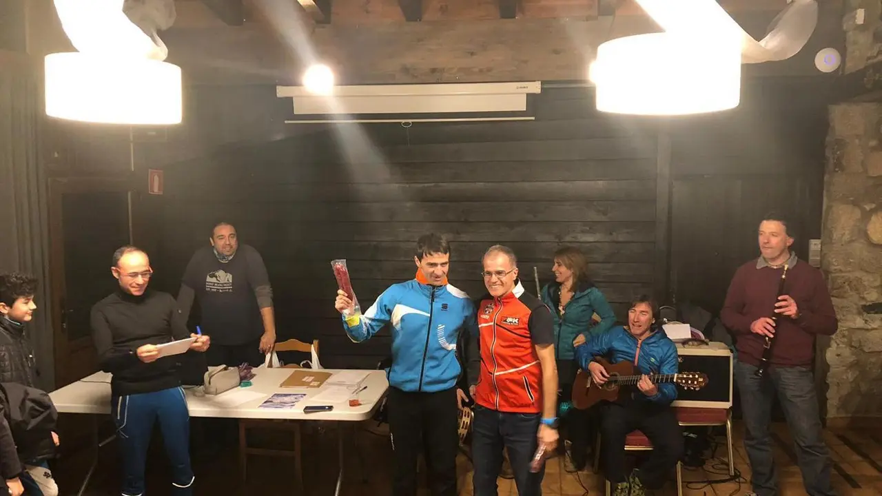 Buen ambiente sobre las pistas y tambi&eacute;n en la entrega de premios, en la imagen, donde tampoco falt&oacute; la m&uacute;sica: Foto: ENA