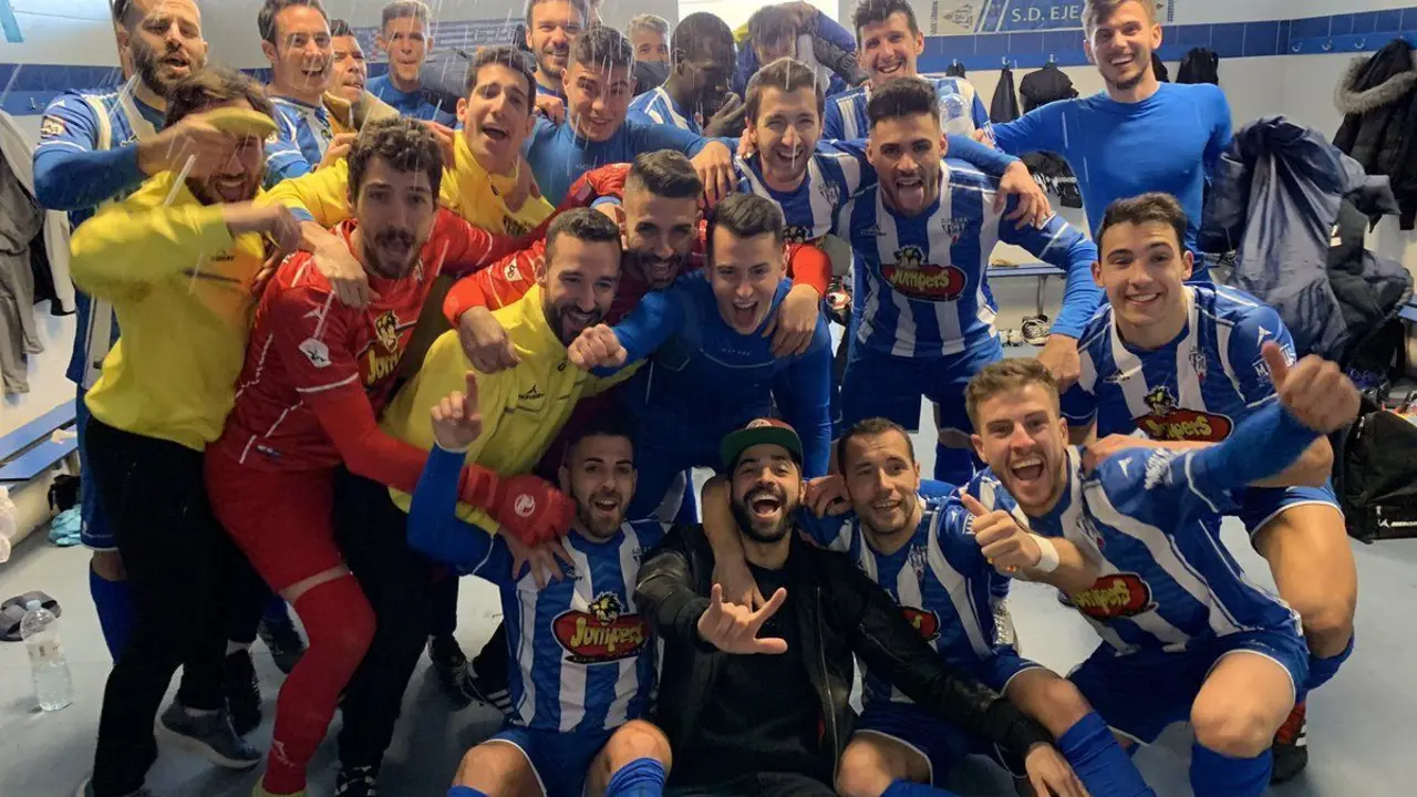 Los jugadores del Ejea celebran su triunfo ante el Barcelona B. Foto: SD Ejea