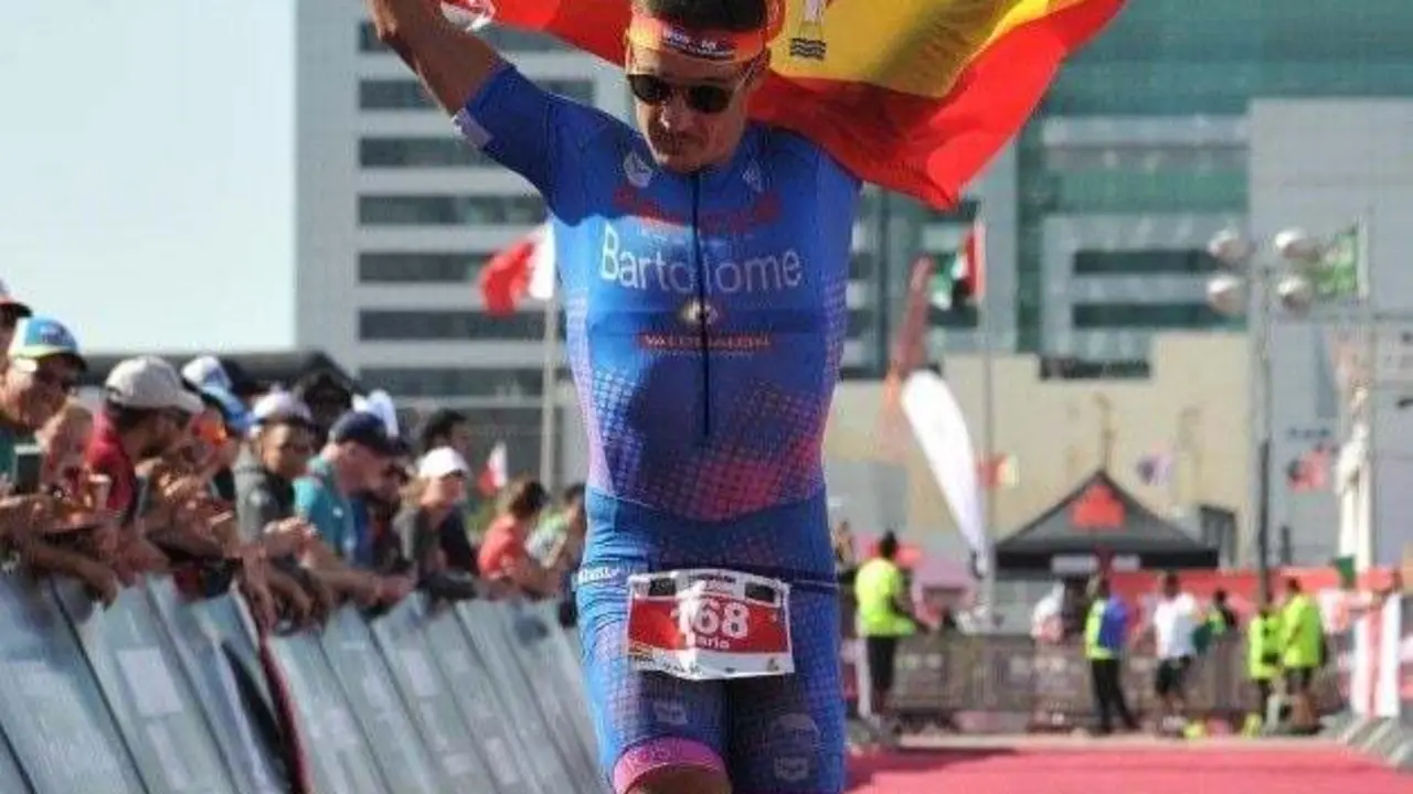 Mario Bartolom&eacute;, con la bandera de Espa&ntilde;a. Foto: CN Helios