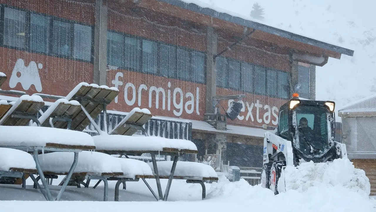 Imagen de la base de la estaci&oacute;n de Formigal tras una nevada en el pasado mes de enero. Foto: Aram&oacute;n