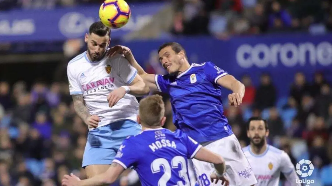 &Aacute;lvaro remata un bal&oacute;n de cabeza. | Foto: La Liga
