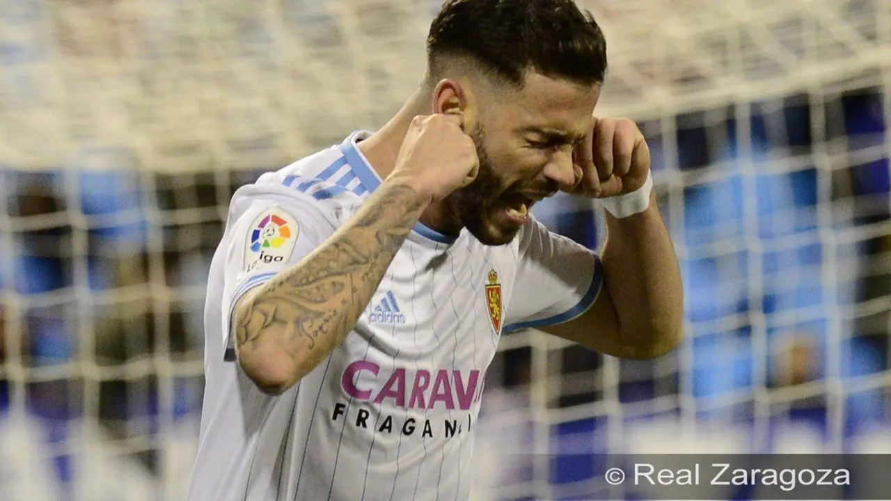 &Aacute;lvaro V&aacute;zquez celebra uno de sus goles tap&aacute;ndose los o&iacute;dos. Foto: Real Zaragoza