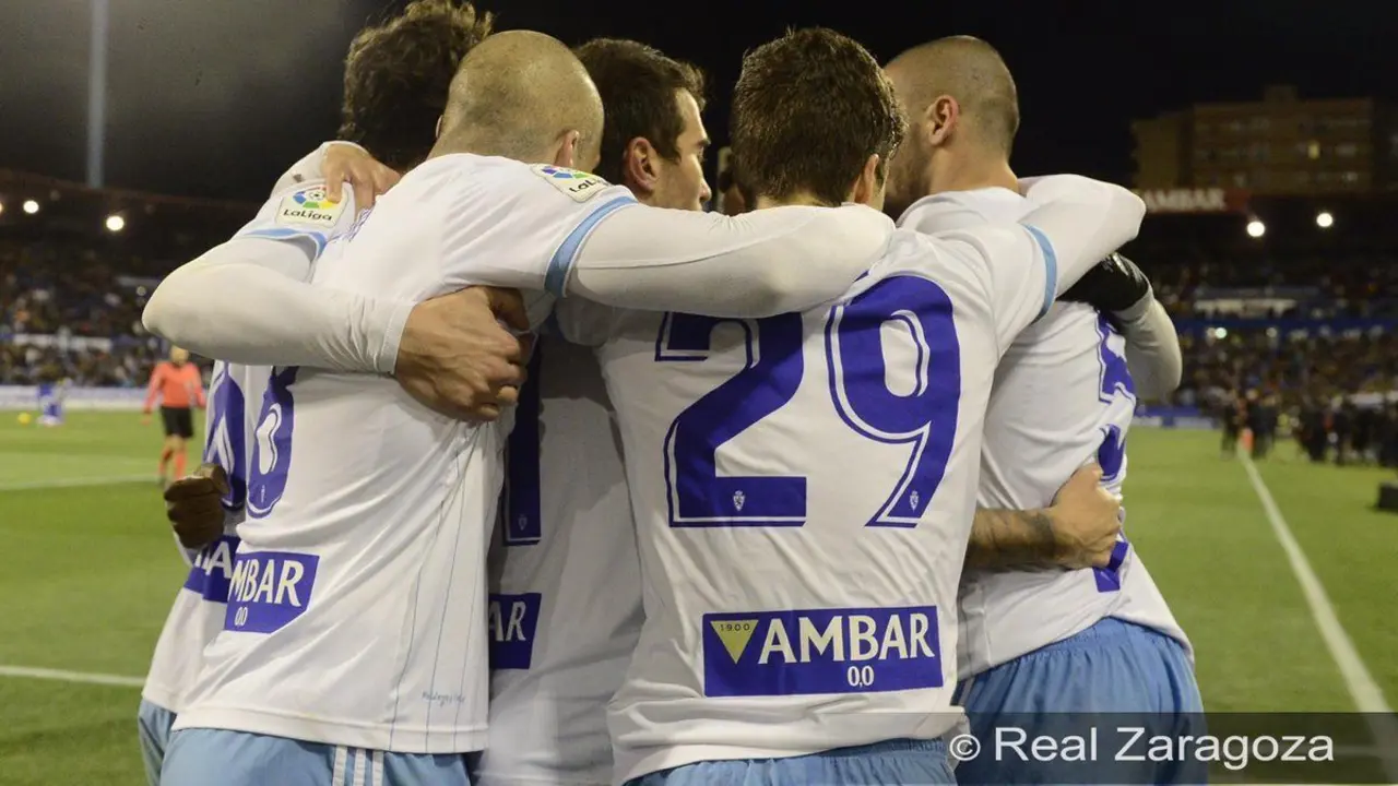 Los jugadores del Zaragoza celebran uno de los goles de &Aacute;lvaro ante el Oviedo. | Foto: Real Zaragoza