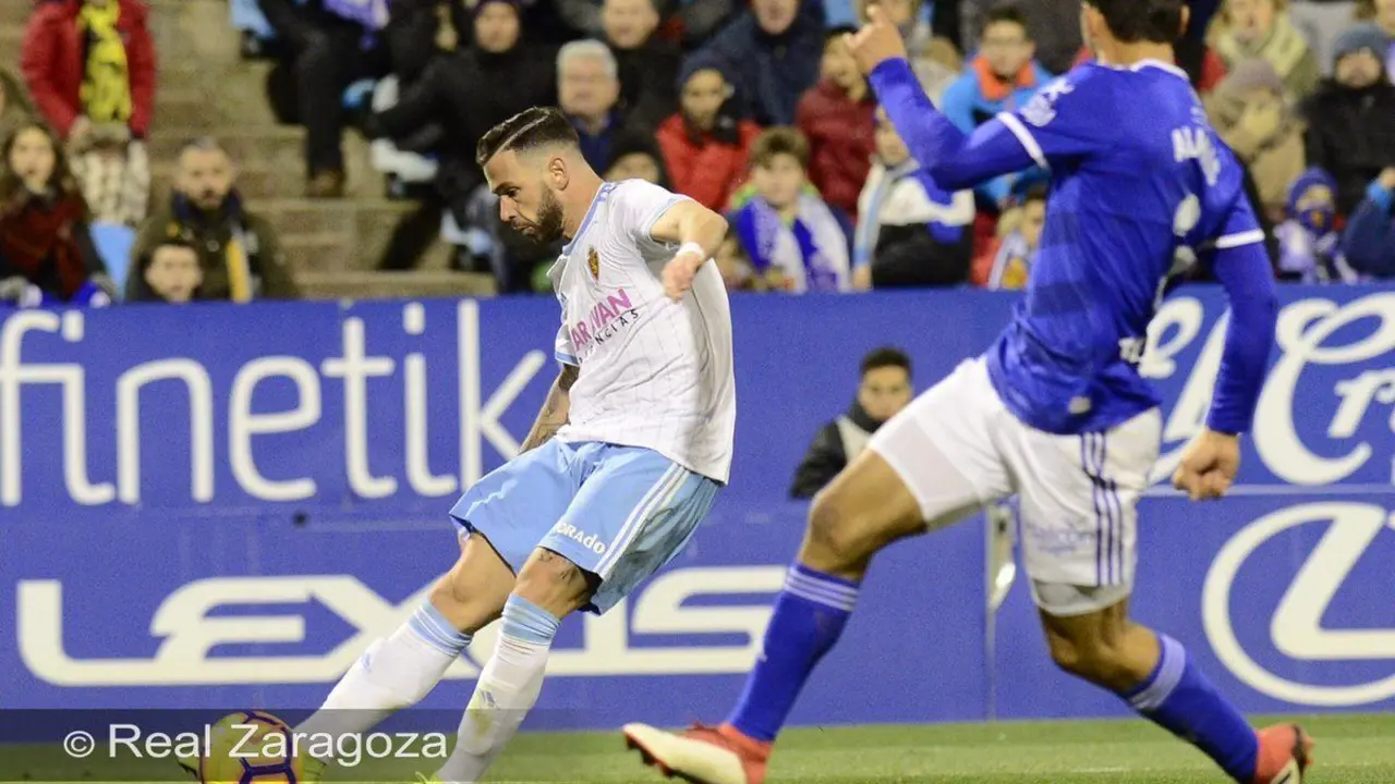 &Aacute;lvaro con la camiseta zaragocista. Foto: Real Zaragoza