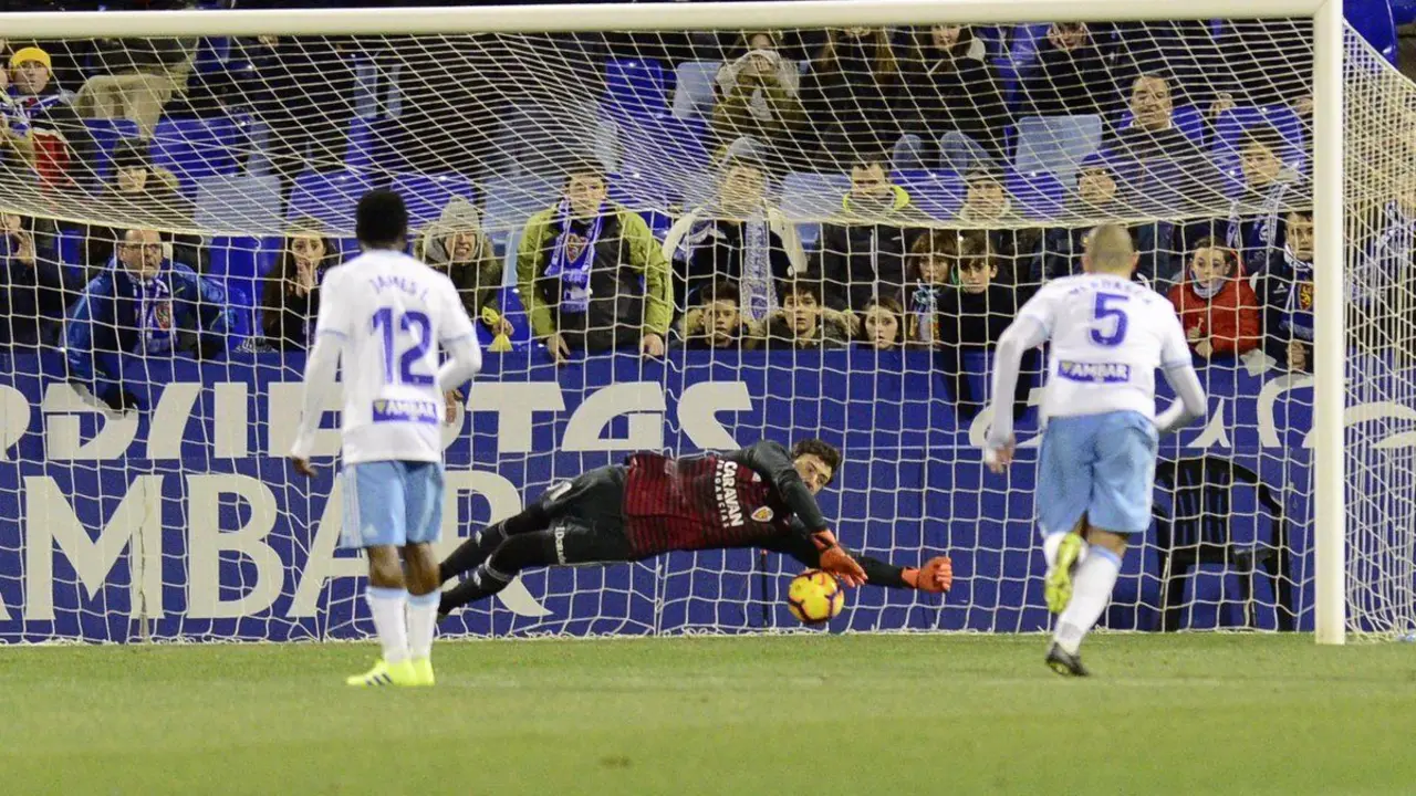 Cristian detiene un penalti ante el Oviedo. | Foto: La Liga