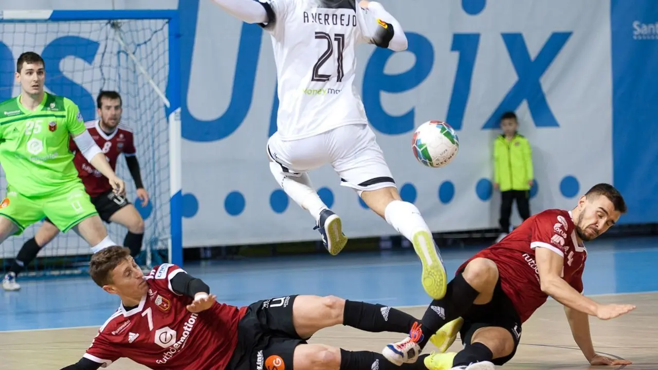Verdejo supera a dos jugadores del F&uacute;tbol Emotion. Foto: Industrias Media