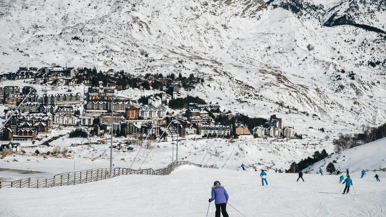 Imagen de hoy de Formigal que con las &uacute;ltimas nevadas ha aumentado de forma considerable su dominio esquiable. Foto: Aram&oacute;n