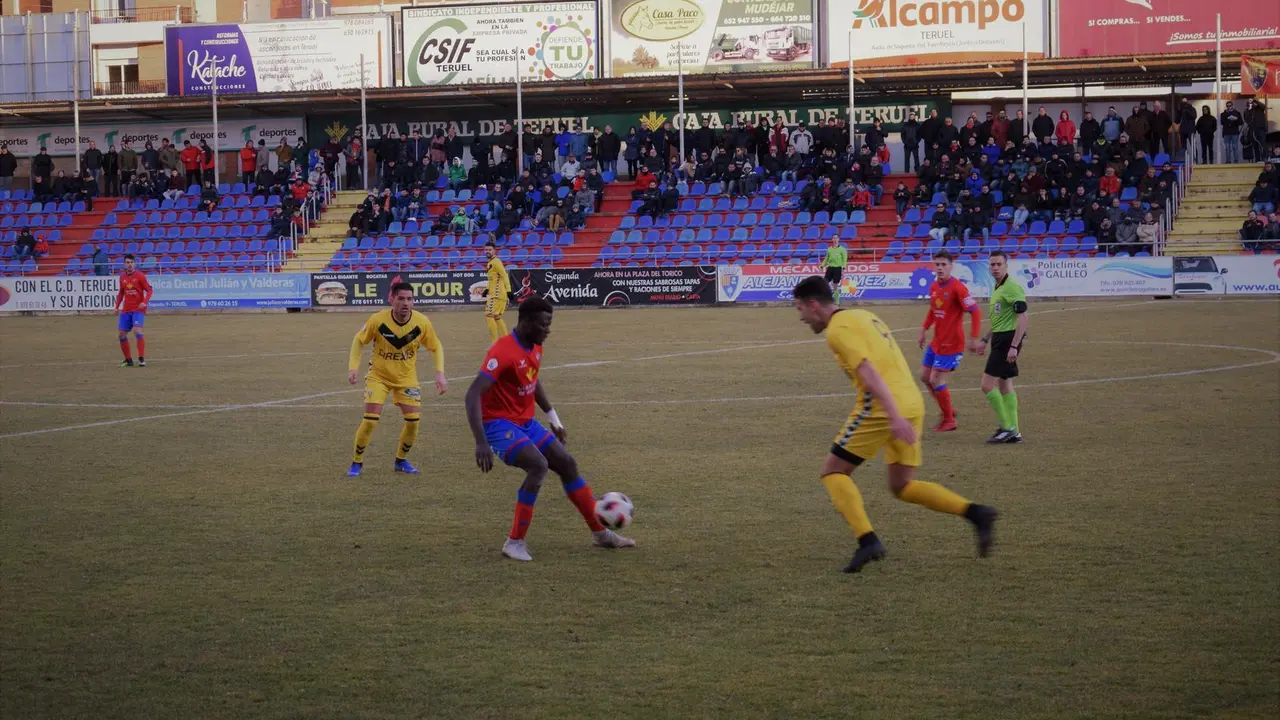 Bikoro controla el bal&oacute;n ante un rival en el partido de esta tarde en Pinilla entre el CD Teruel y el CF Badalona | Foto: Isabel Traver