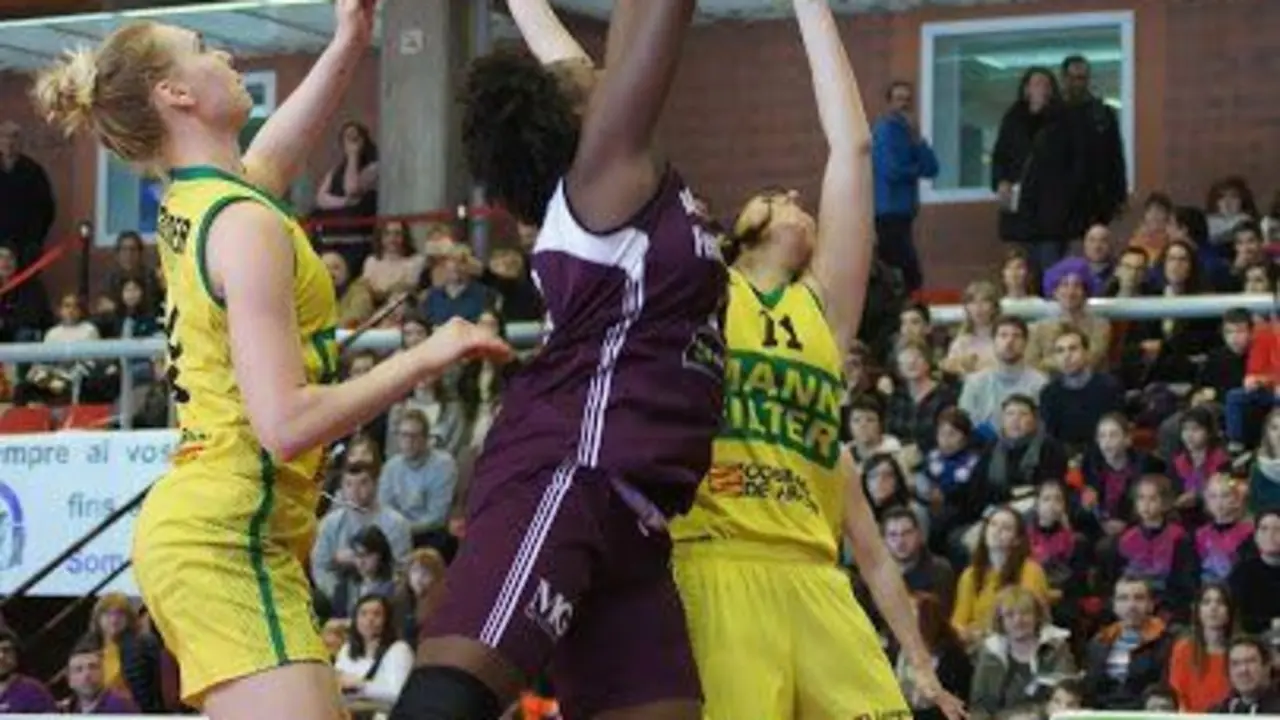 Dornstauder y Vega Gimeno pelean por un rebote. Foto: @dolvals
