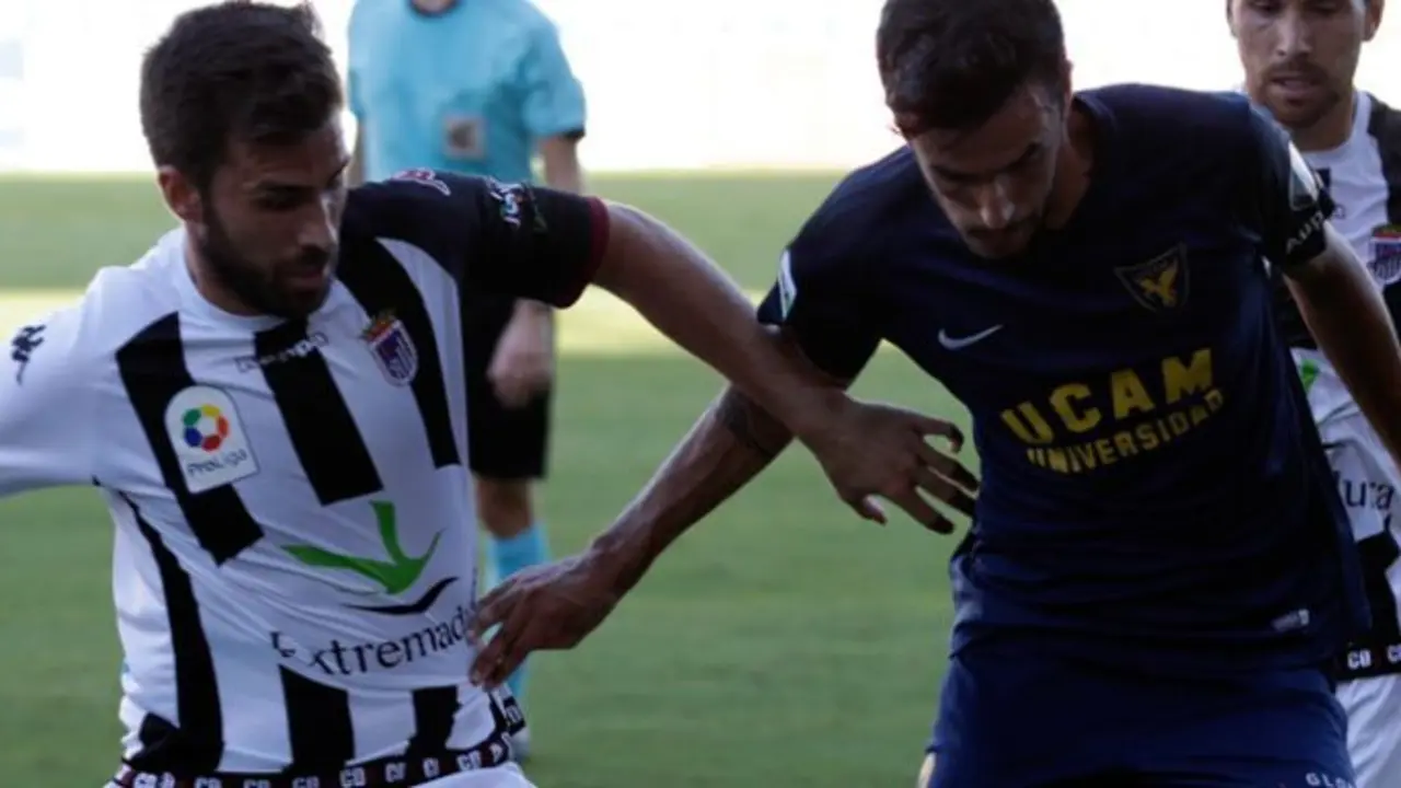El lateral izquierdo, Gabri Izquier Artiles con la camiseta de su antiguo equipo, el CD Badajoz | Foto: cdbadajoz.com
