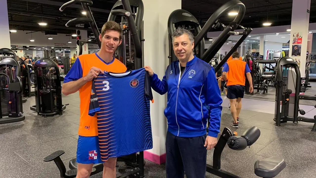 Diego Sancho posa con la camiseta del Colo Colo. Foto: Yeray Cortes