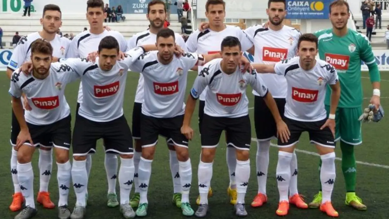 En la imagen los jugadores que componen la plantilla de Ontinyent CF | Foto: lapreferente.com
