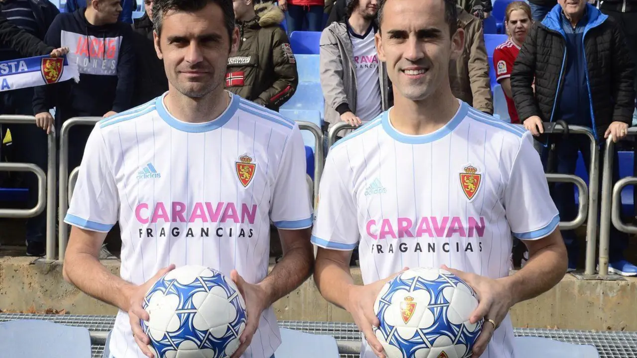 Miguel Linares y Chechu Dorado, con la camiseta de su nuevo equipo. Foto: Real Zaragoza
