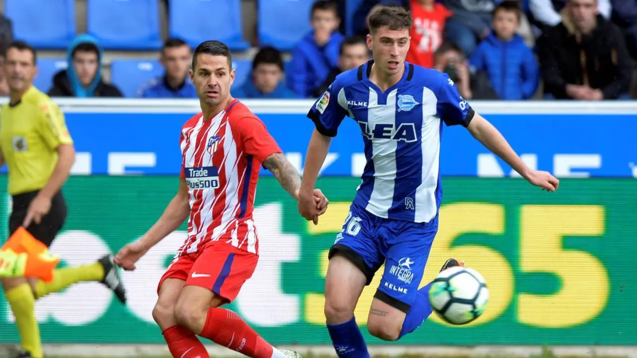 Di&eacute;guez ante Vitolo en el Alav&eacute;s-Atl&eacute;tico del curso pasado | Foto: AS