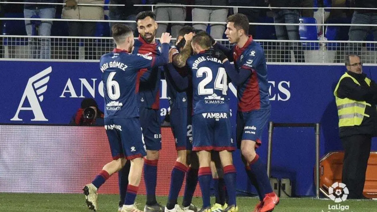 Los jugadores azulgranas formando una pi&ntilde;a tras el gol de 'Chimy' &Aacute;vila. | Foto: LFP