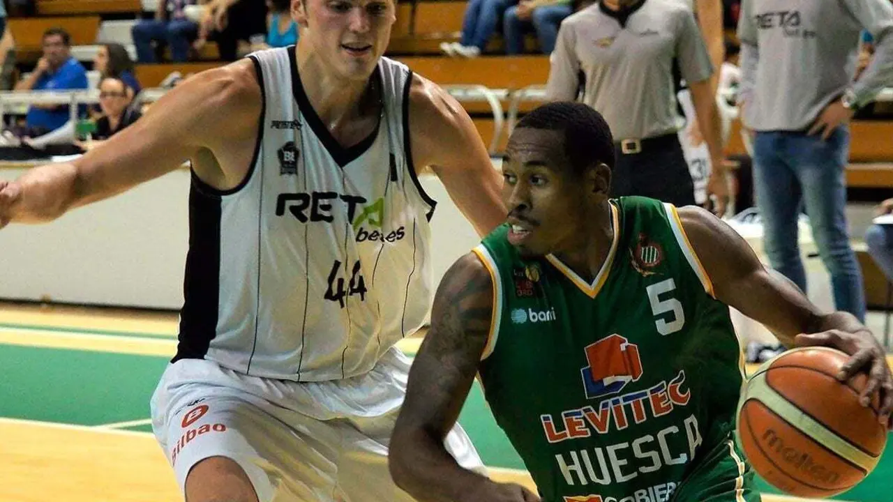 Lammers defiende a Johnson en el enfrentamiento de pretemporada | Foto: C.Pascual