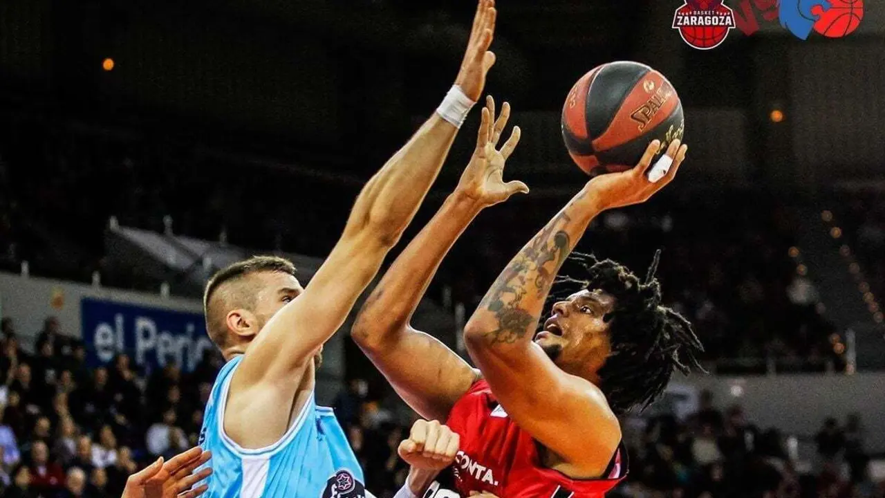Javier Justiz lanza a canasta. Foto: Basket Zaragoza