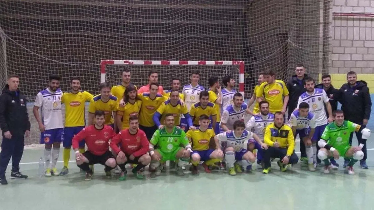 Los jugadores del F&uacute;tbol Emotion Zaragoza y del Daroca F.S posaron despu&eacute;s del partido 
