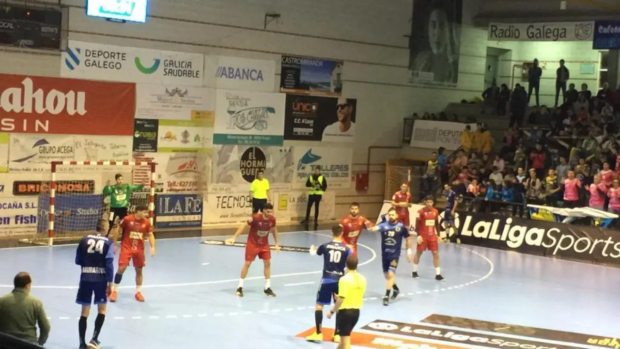 El Bada se preparar para defender un ataque del Cangas en un partido lleno de emoci&oacute;n y errores. Foto: BM Huesca