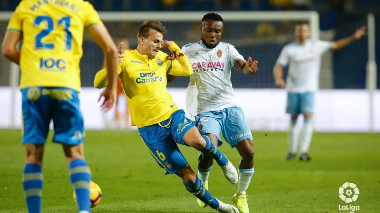 Igbekeme presiona a un rival contra Las Palmas. Foto: LaLiga 123