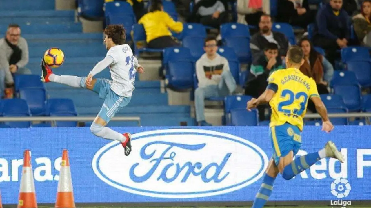 Delm&aacute;s, en una acrob&aacute;tica posici&oacute;n durante el partido. Foto: LaLiga