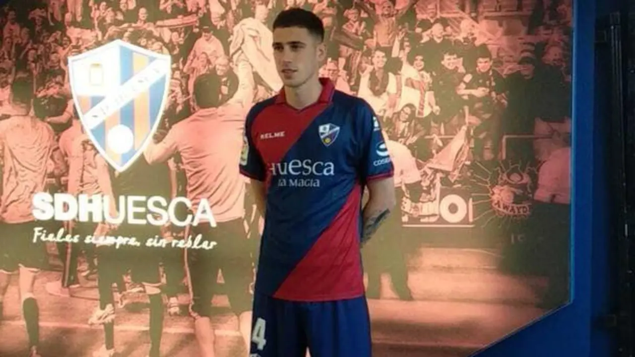 Adri&aacute;n Di&eacute;guez posando con el n&uacute;mero '4' que lucir&aacute; como dorsal. | Foto: Berto Lizalde