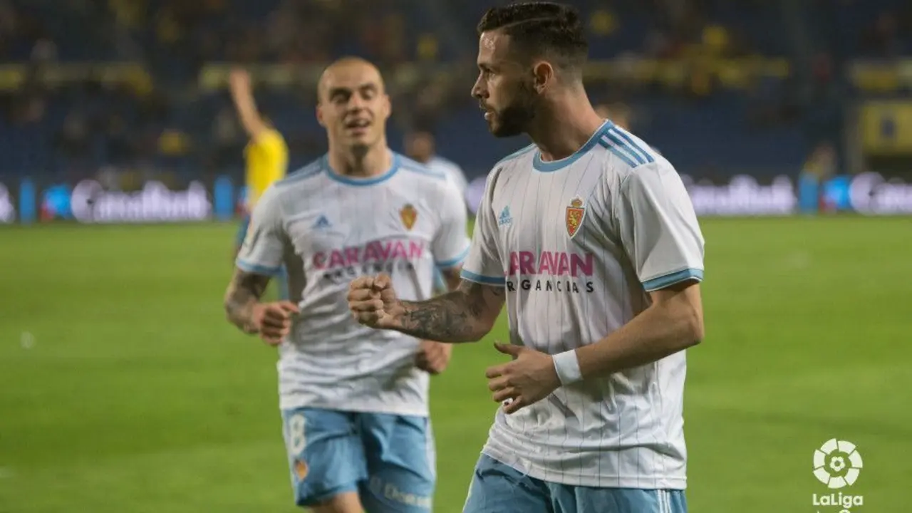 &Aacute;lvaro V&aacute;zquez, delantero del Real Zaragoza, celebra su  gol a Las Palmas | Foto: LFP