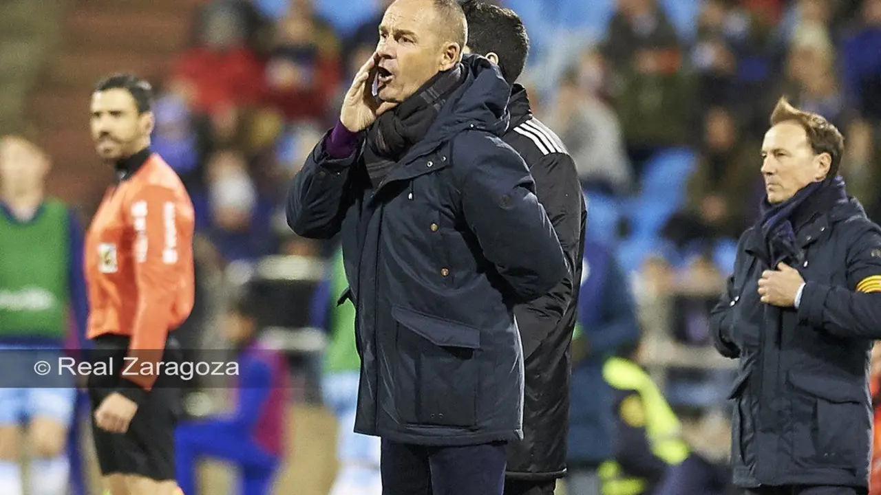 V&iacute;ctor Fern&aacute;ndez dirige a su equipo desde la banda. Foto: Real Zaragoza
