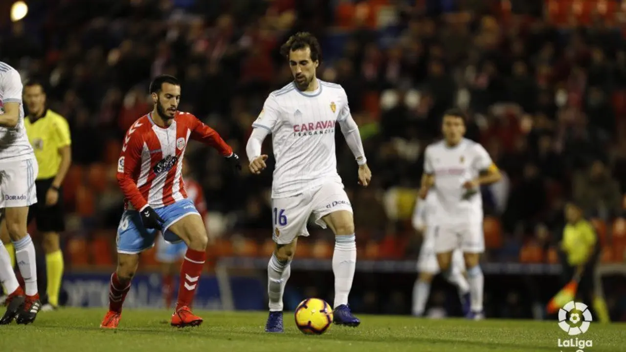 Eguaras controla el bal&oacute;n ante el CD Lugo. Foto: La Liga