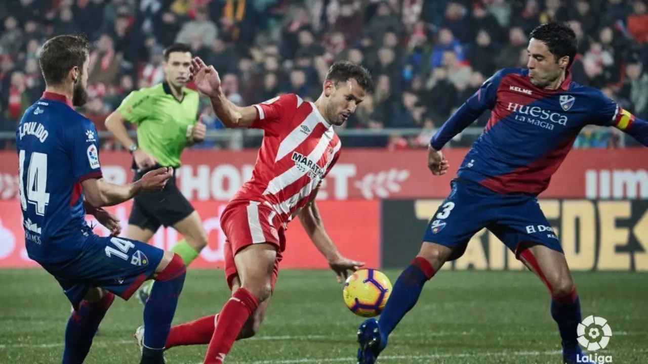 Etxeita y Pulido en un lance con Stuani | Foto: LaLiga