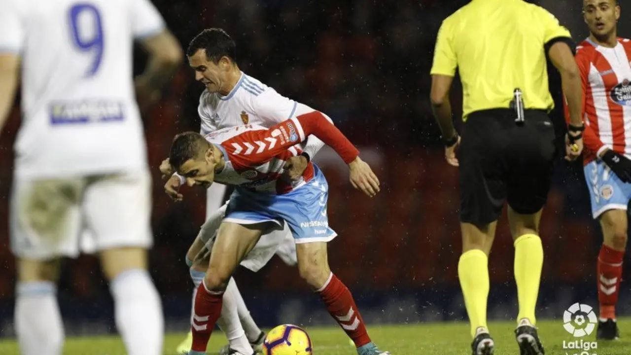 Miguel Linares disputa un bal&oacute;n en el Lugo 1-2 Real Zaragoza | Foto: LaLiga