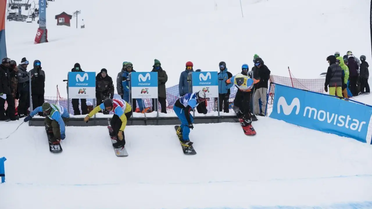 Imagen de una de las salidas de riders de snowborader cross en la competici&oacute;n celebrada en Formigal. Foto: Rfedi