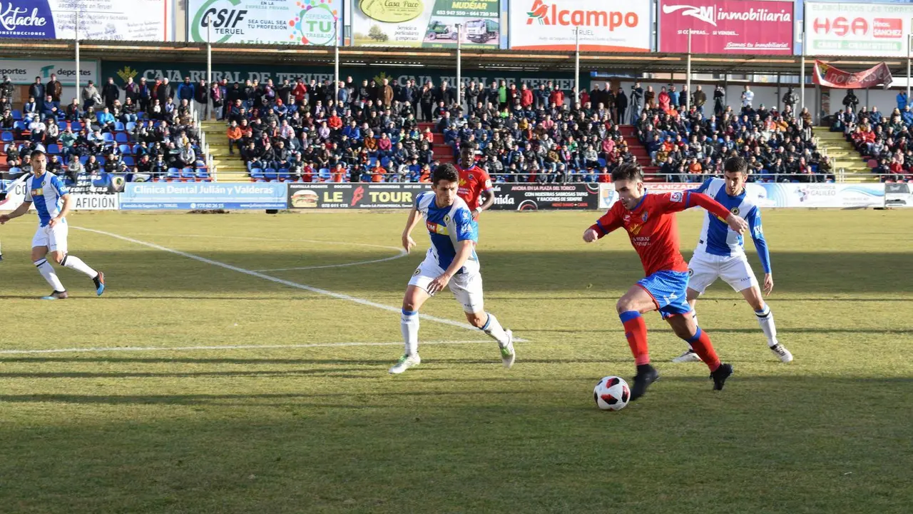 Aitor Aspas se va por velocidad del defensa del H&eacute;rcules CF | Foto: Isabel Traver