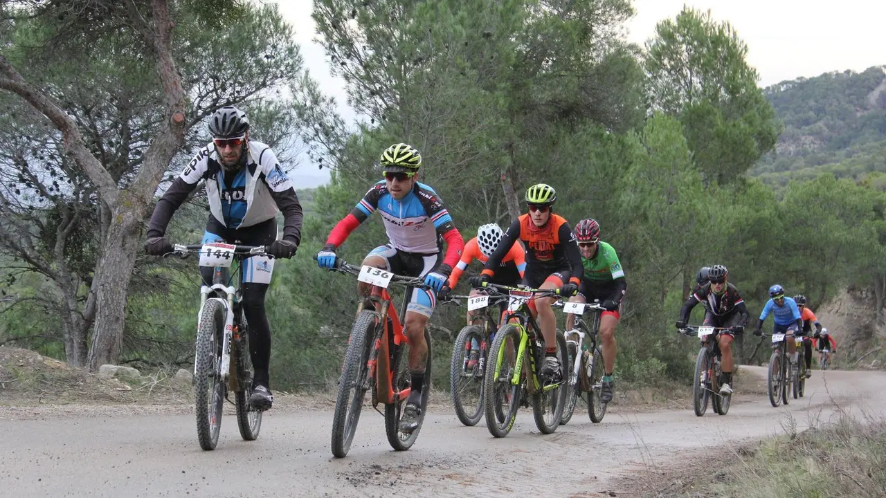 Un grupo de corredores ascienden a la sierra de Sena. Foto: Comarca Monegros
