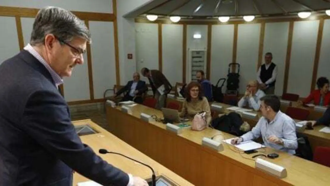 Imagen de la rueda de prensa donde hoy se ha dado a conocer el acuerdo para crear la Escuela de F&uacute;tbol. Foto: Gobierno de Arag&oacute;n