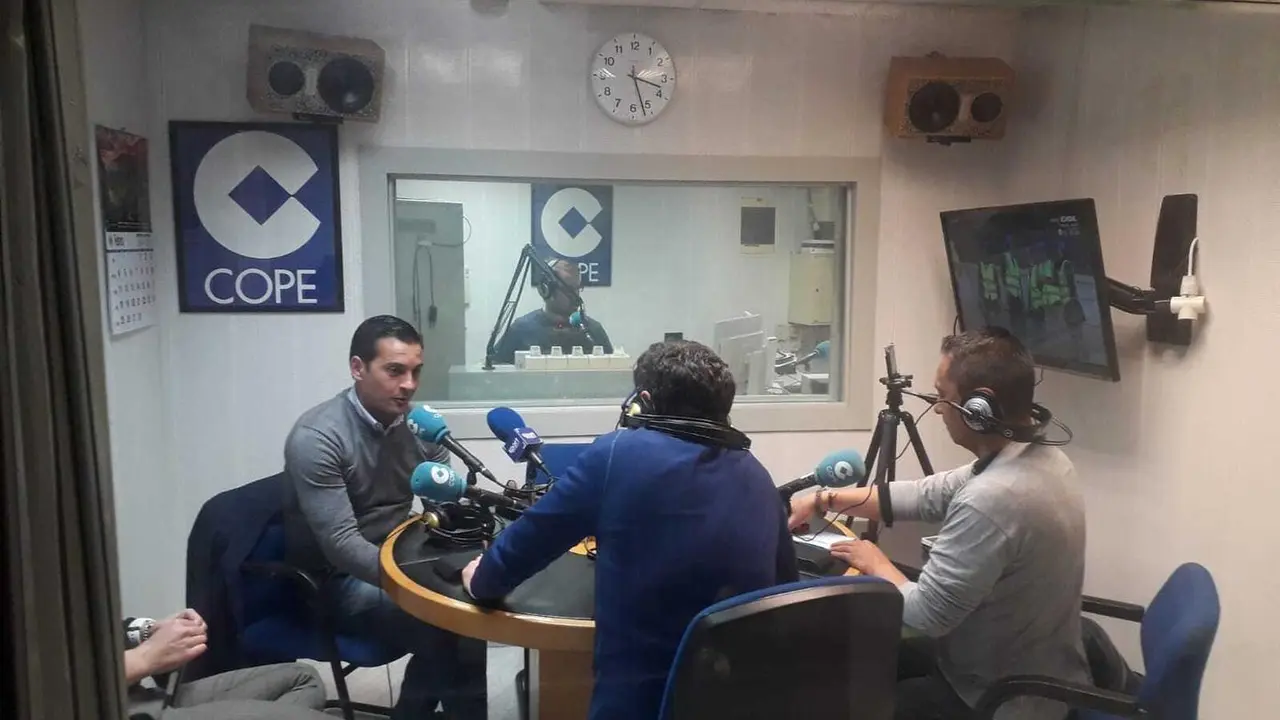 Francisco, en los estudios de Cope Huesca, durante la entrevista. Foto: Sportaragon.com
