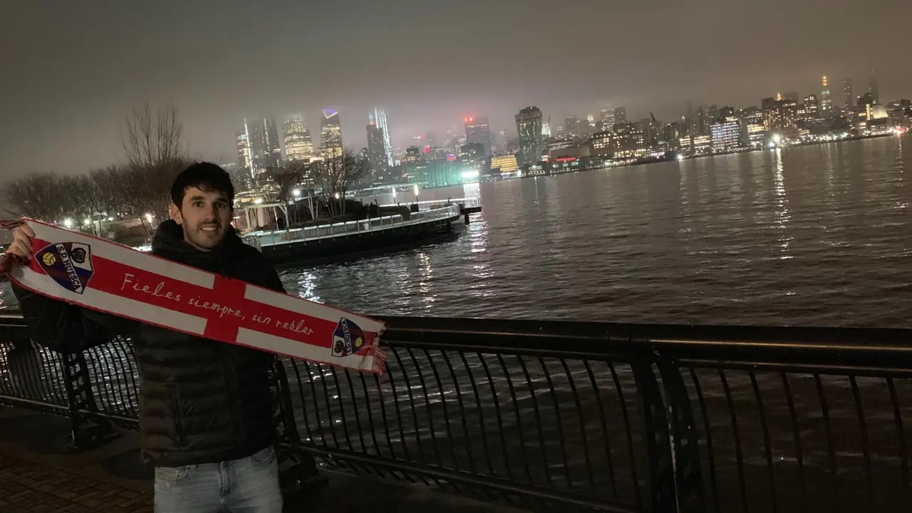 Con Nueva York al fondo y su fubanda de la SD Huesca con el lema "Fieles Siempre Sin Reblar