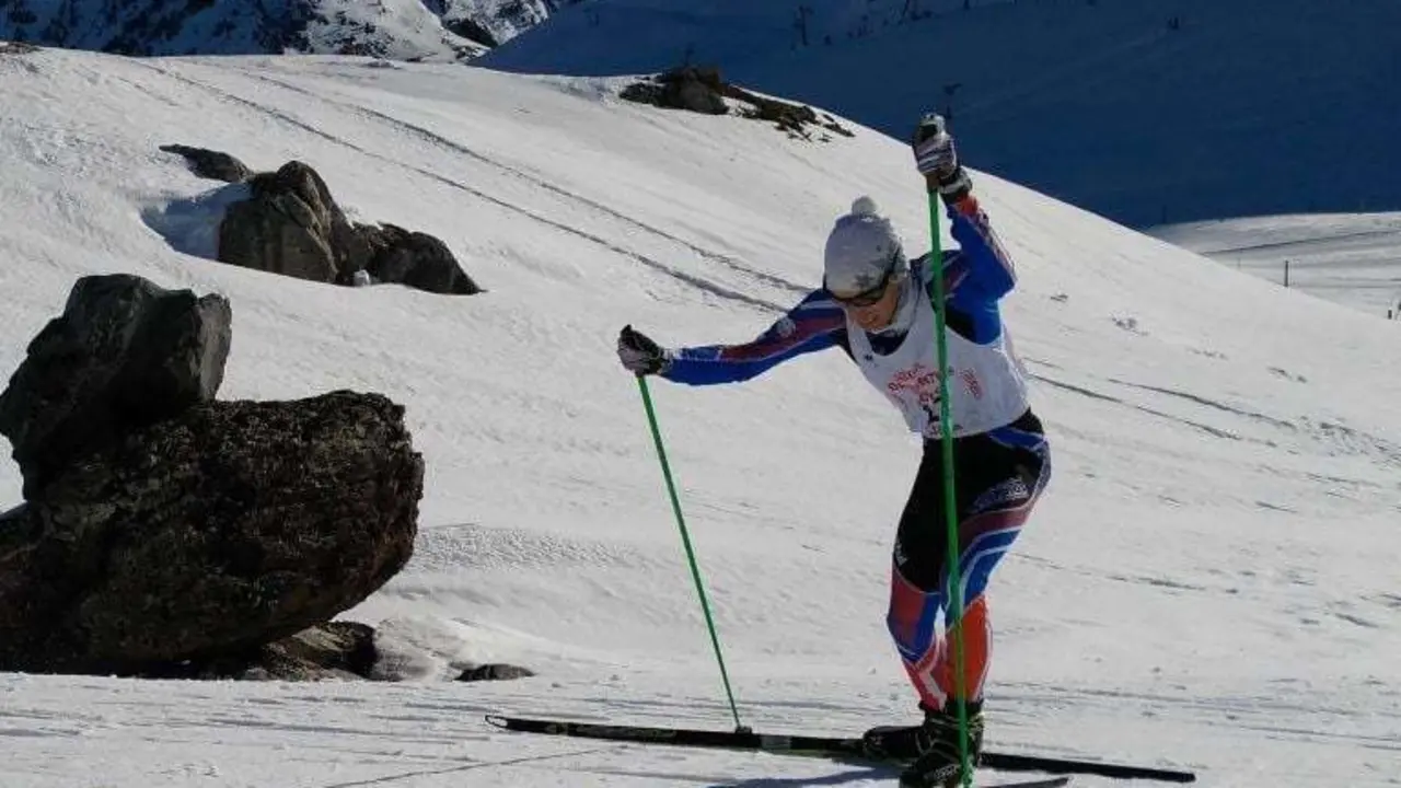 Imagen de uno de los participantes, hoy, en el Trofeo Mayenos de esqu&iacute; n&oacute;rdico. Foto: Mayencos