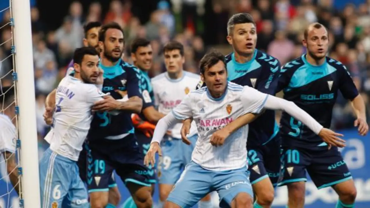 Guiti&aacute;n y Dorado, rodeados de jugadores del Albacete. Foto: LaLiga