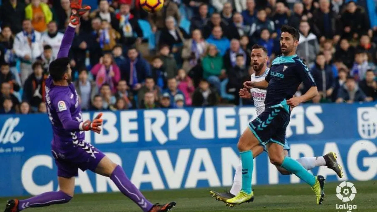 Nadal, portero del Albacete, interviene en una de las ocasiones del Zaragoza en la primera parte. Foto: LaLiga 1/2/3