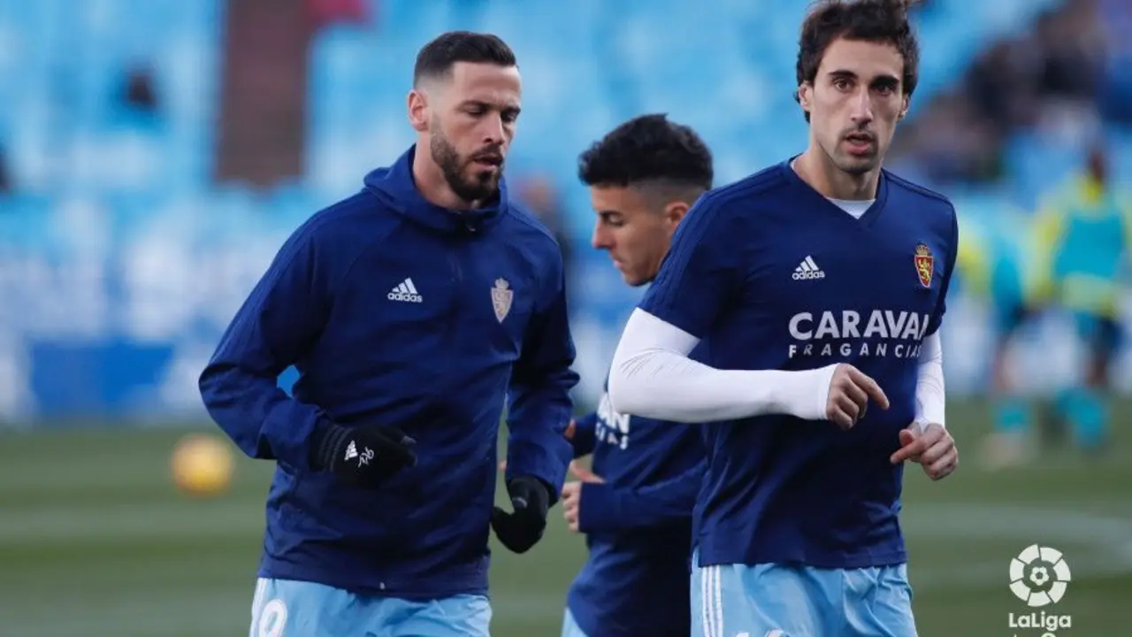 &Iacute;&ntilde;igo Eguaras calienta junto a &Aacute;lvaro V&aacute;zquez. Foto | LaLiga