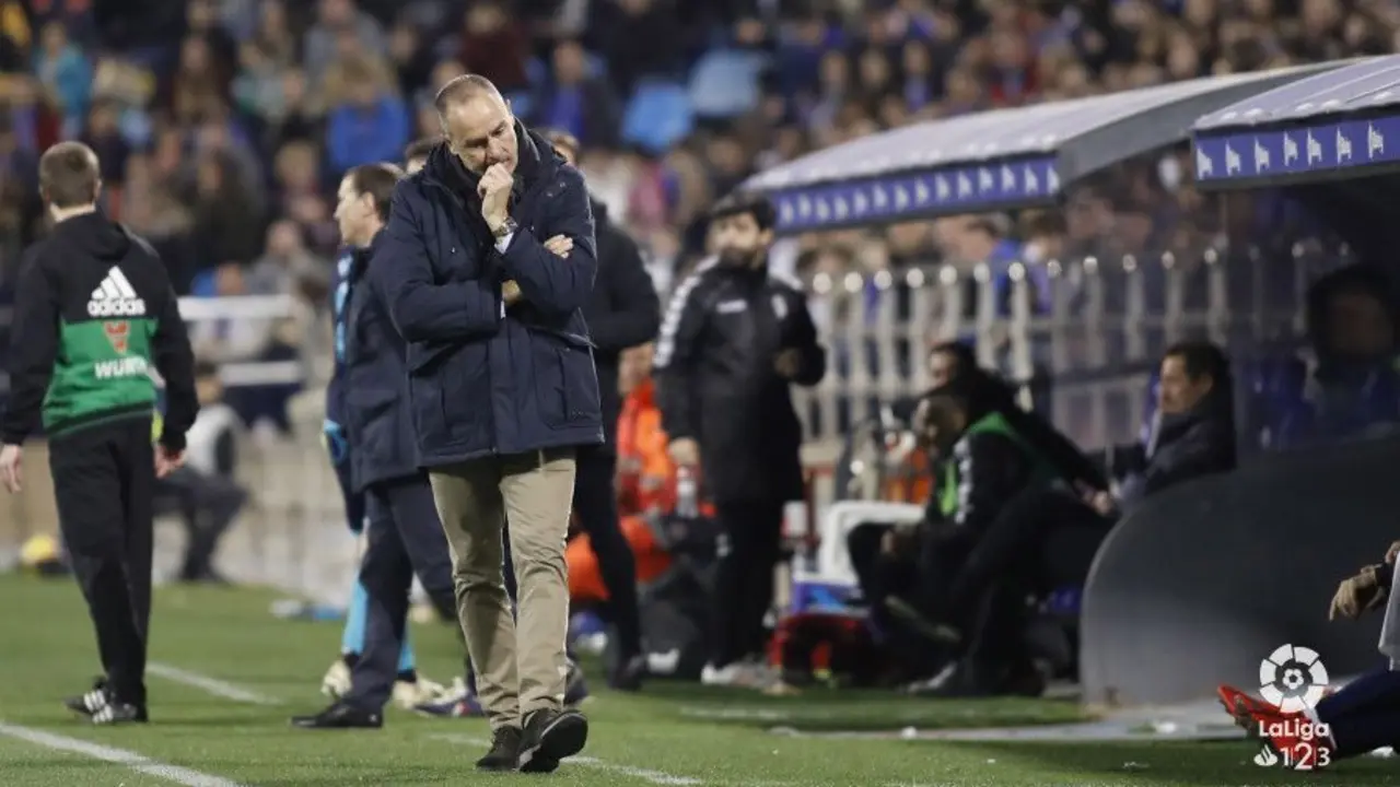 V&iacute;ctor Fern&aacute;ndez con gesto pensamiento en la banda de La Romareda. Foto: La Liga