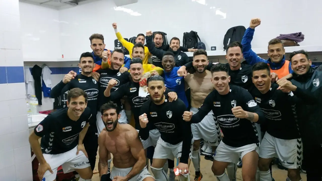 Los jugadores del Ebro celebran en el vestuario el triunfo en Alcoy. Foto: Twitter CD Ebro